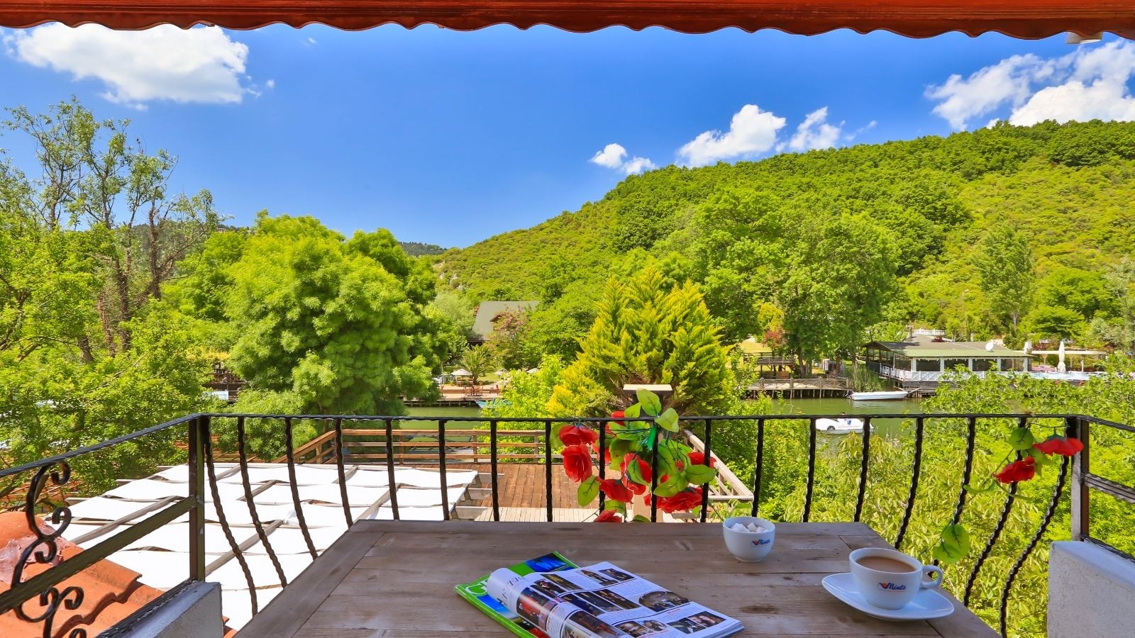 rooms-deluxe-suit-spa-kuvetli-somineli-isiticili--balkonlu-nehir-manzarali-oda