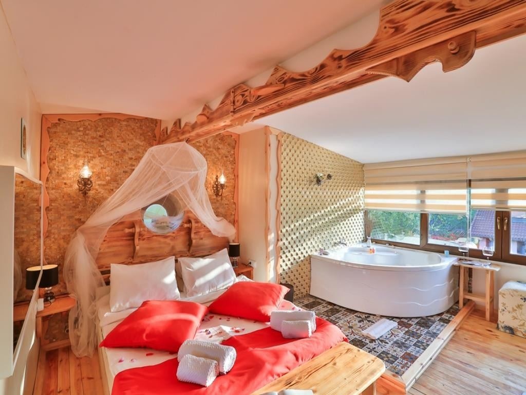 rooms-deluxe-suit-spa-kuvetli-somineli-isiticili--balkonlu-oda