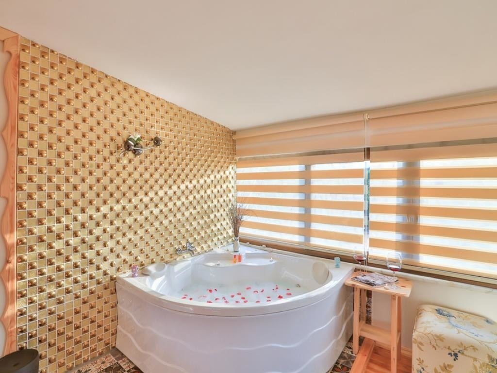 rooms-deluxe-suit-spa-kuvetli-somineli-isiticili--balkonlu-oda