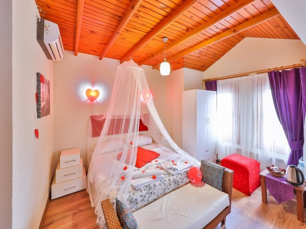 rooms-bahce-manzarali-cift-kisilik-spa-kuvetli-somineli-ve-balkonlu-balayi-odasi