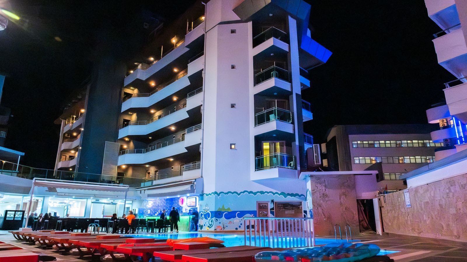 bars-swimming-pool-bar