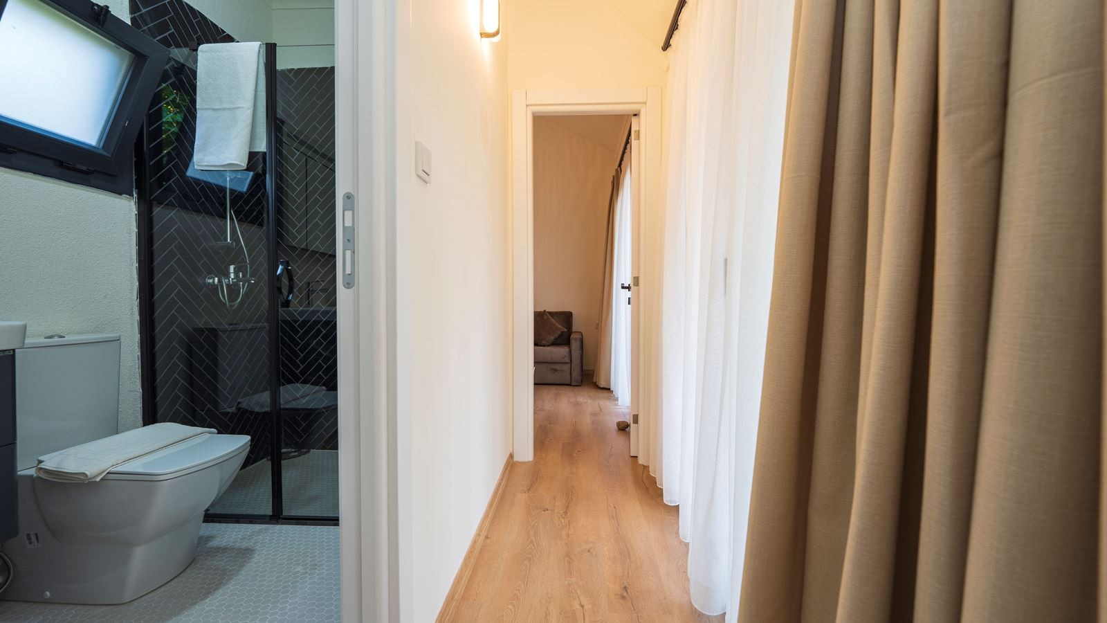 rooms-jakuzili-tiny-house