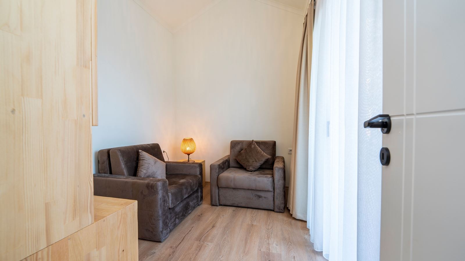 rooms-jakuzili-tiny-house