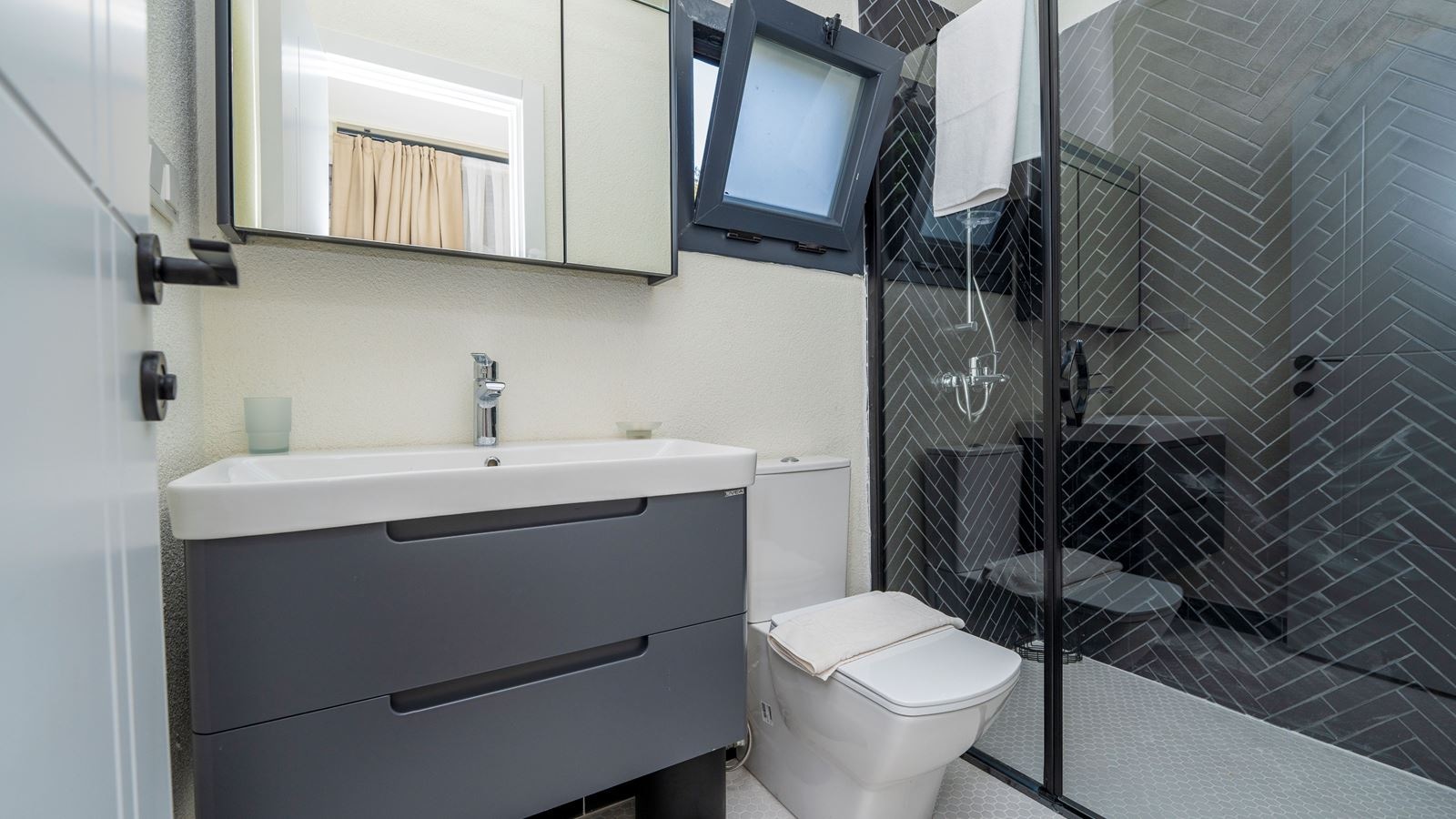 rooms-jakuzili-tiny-house