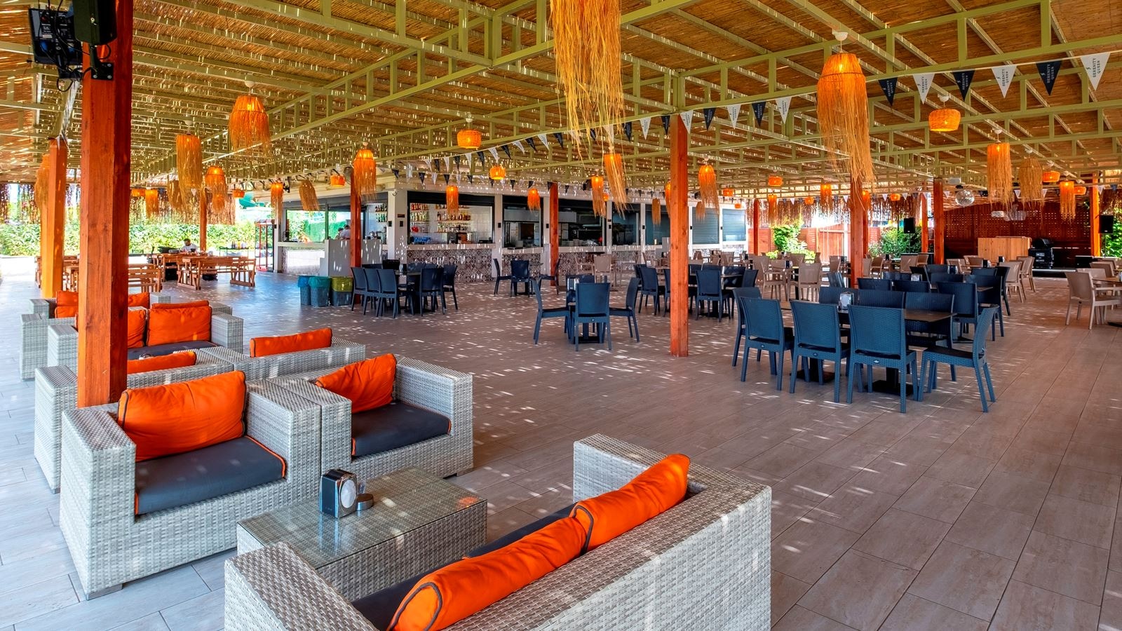 restaurants-gurme-street-food-snack-restaurant