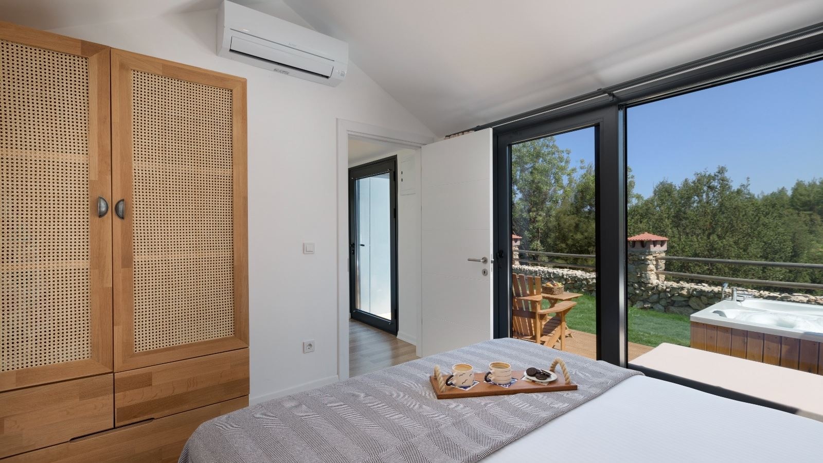 rooms-tiny-with-jacuzzi