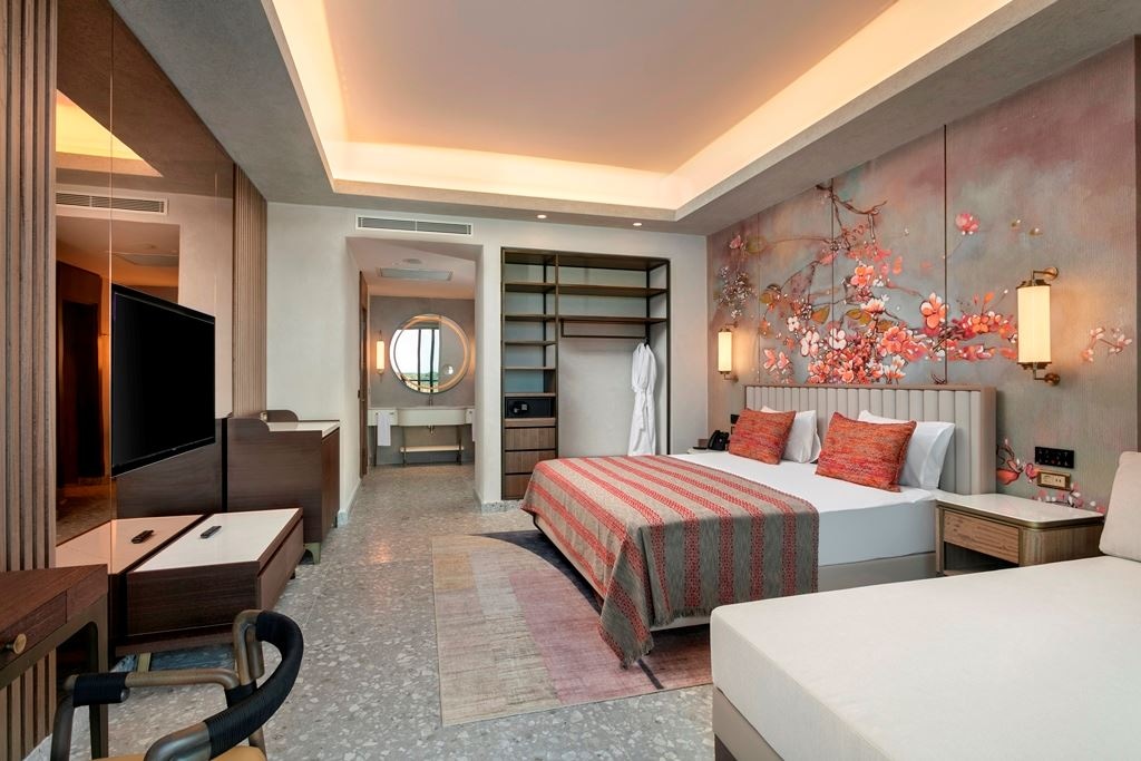 rooms-family-room-golf-view