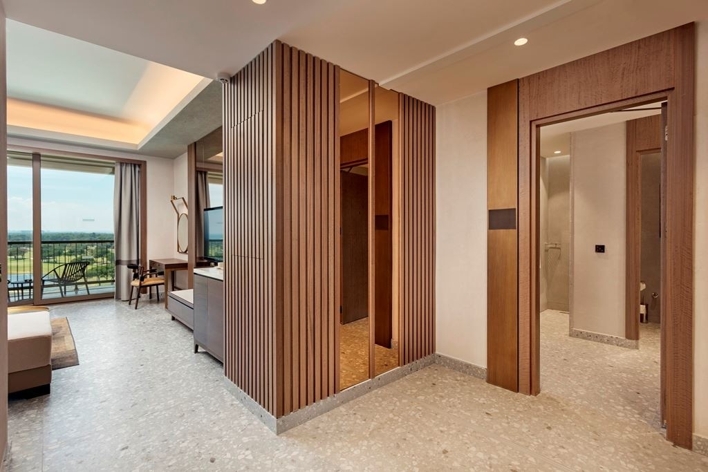 rooms-family-room-golf-view