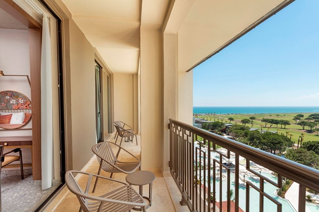 rooms-family-room-golf-view