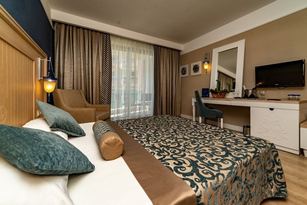 rooms-superior-room-land-view-with-balcony