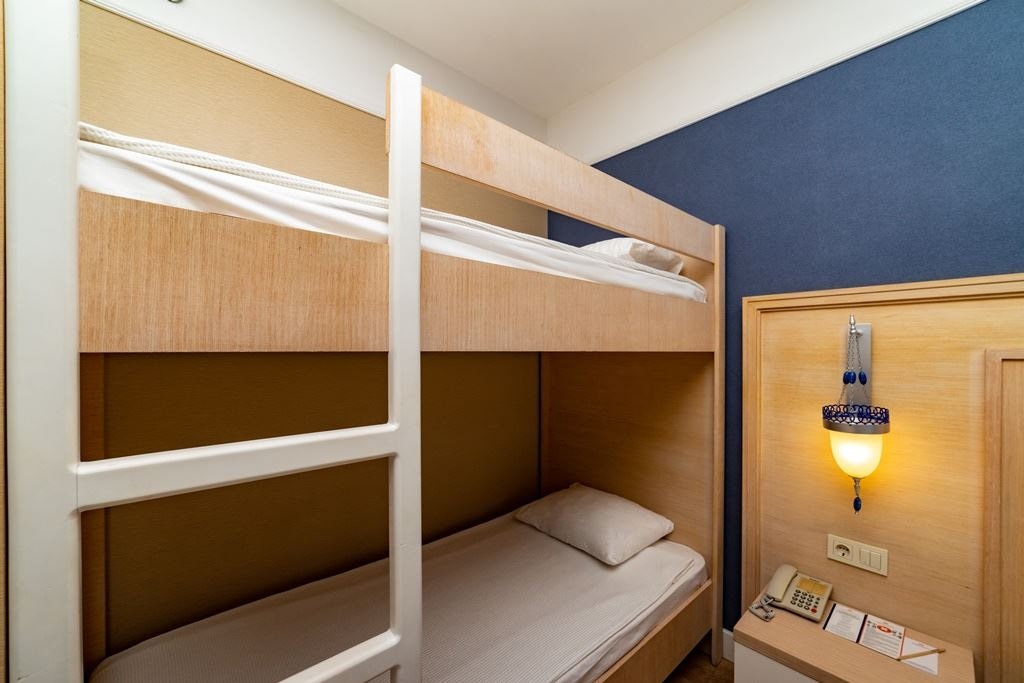 rooms-superior-bunkbed-room-side-sea-view