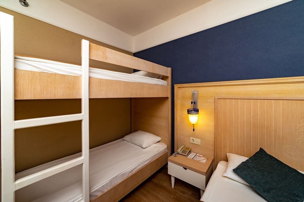 rooms-superior-bunkbed-room-side-sea-view