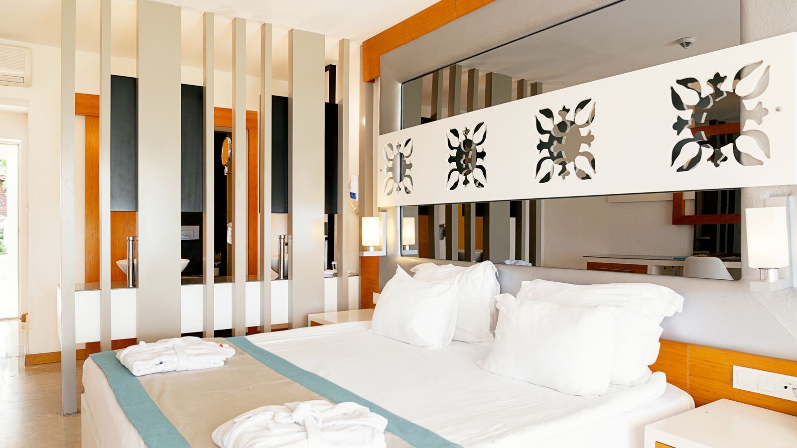 rooms-swimup-sea-view