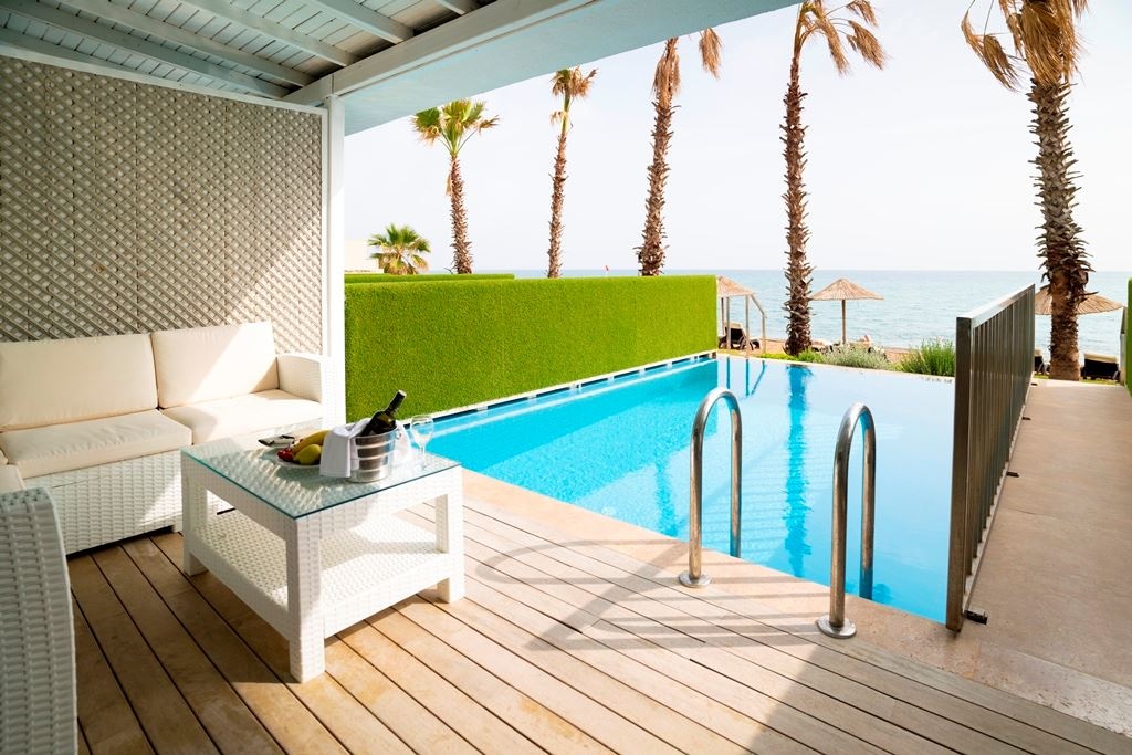 rooms-romantic-with-private-pool