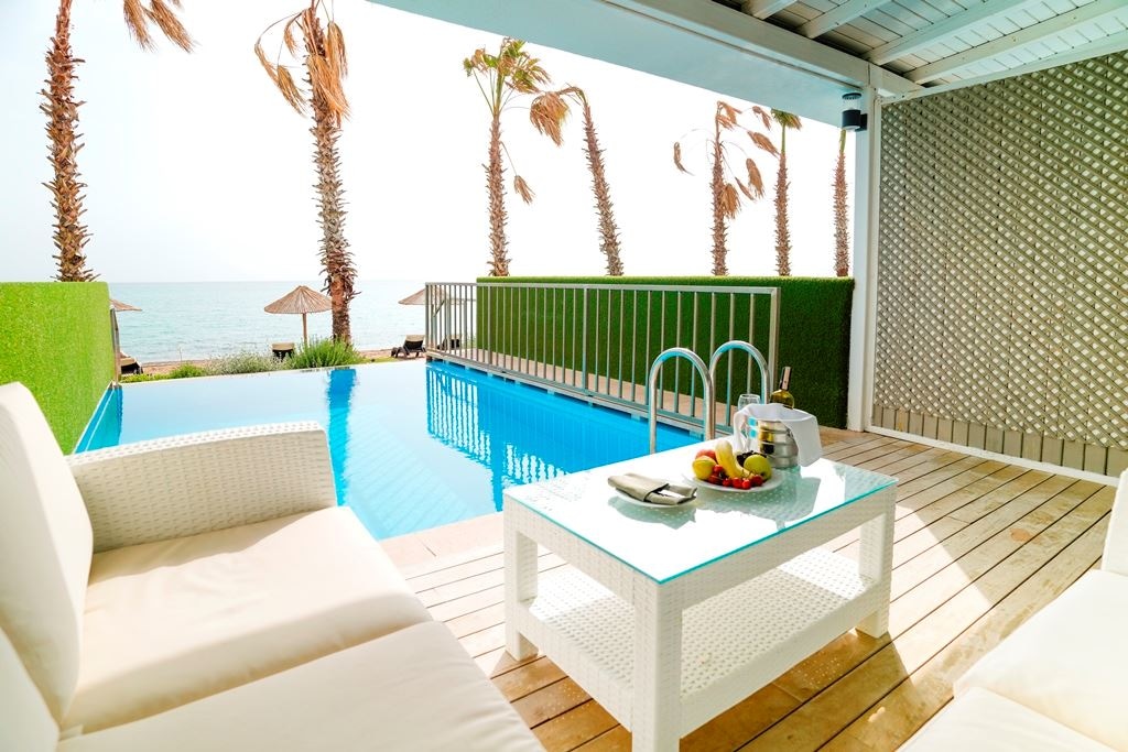 rooms-romantic-with-private-pool