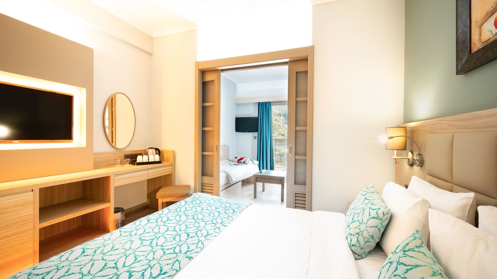 rooms-family-room-1-bedroom-with-balcony