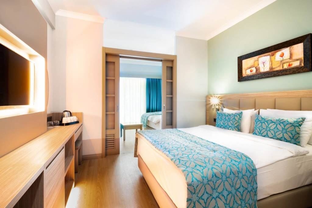 rooms-family-room-1-bedroom-with-balcony-adult-only-from-13-years