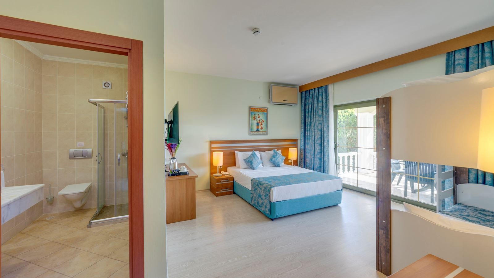 rooms-club-large-room-with-bunkbed