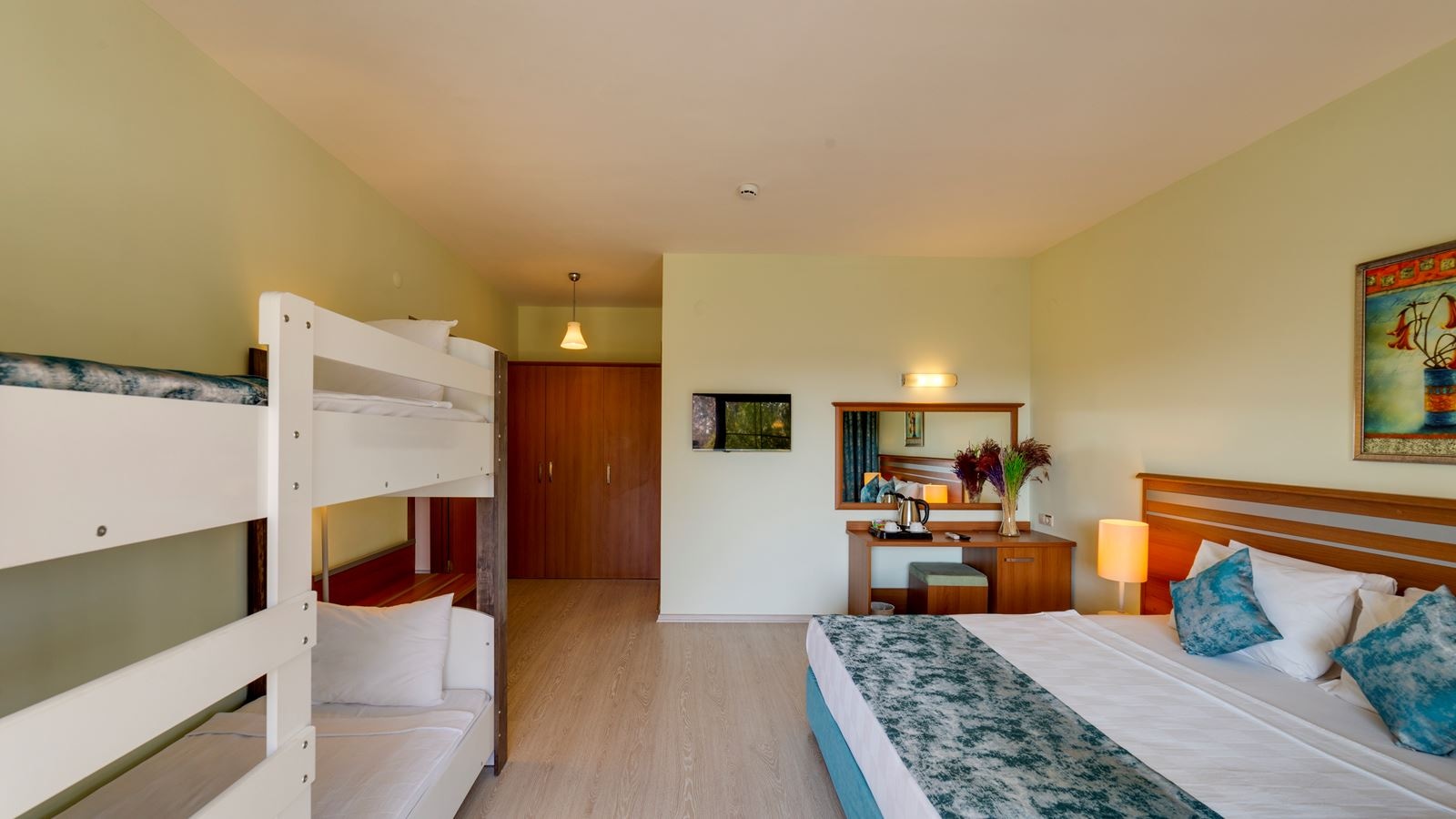 rooms-club-large-room-with-bunkbed