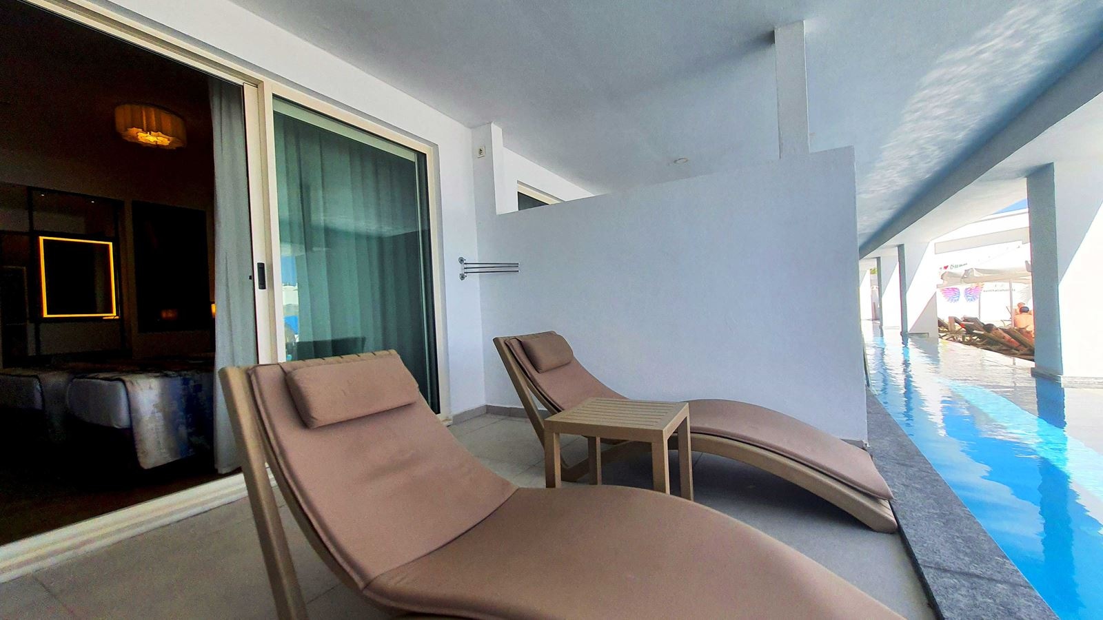 rooms-swim-up-deluxe-room