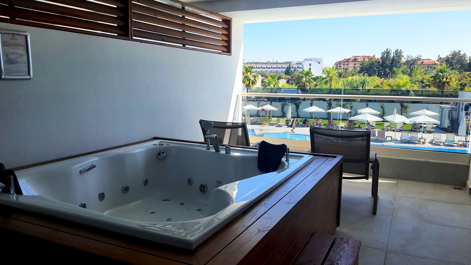 rooms-deluxe-room-with-jacuzzi-private-terrace-and-pool-view