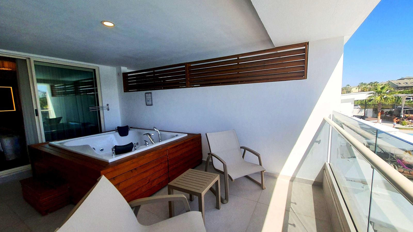 rooms-deluxe-room-with-jacuzzi-private-terrace-and-pool-view