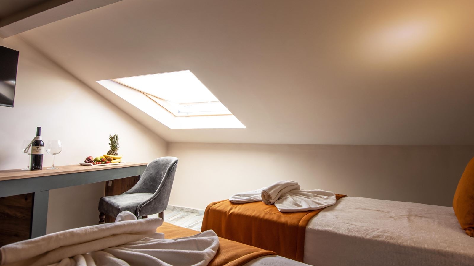 rooms-standard-economy-roof-room