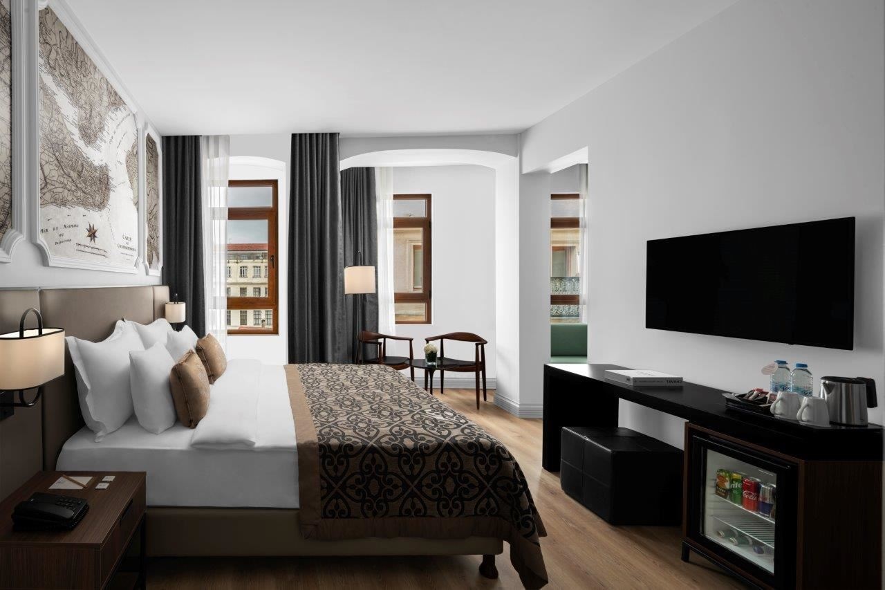 rooms-deluxe-family-room-french