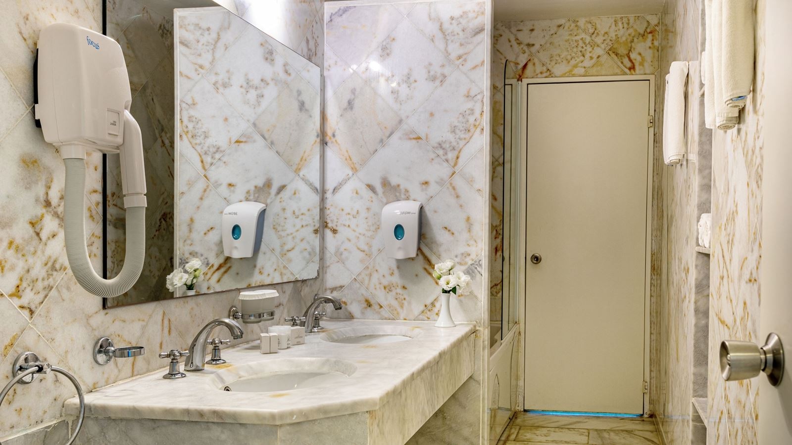 rooms-suite-2-bedrooms-land-view