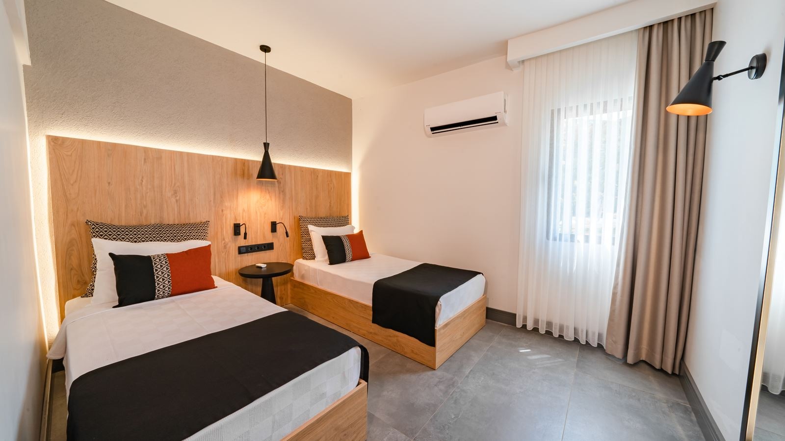 rooms-deluxe-family-room