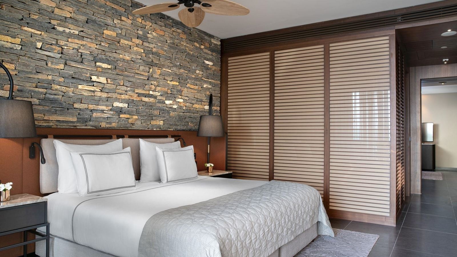 rooms-family-corner-suit