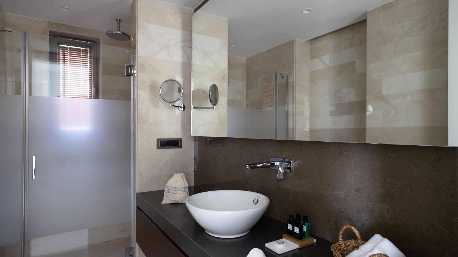 rooms-2-bedroom-sea-view-suite