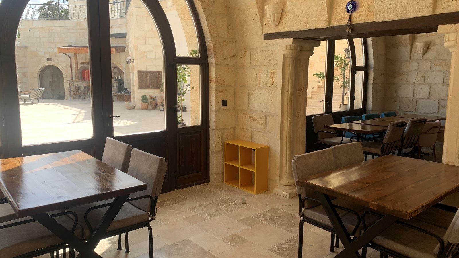 restaurants-restaurant