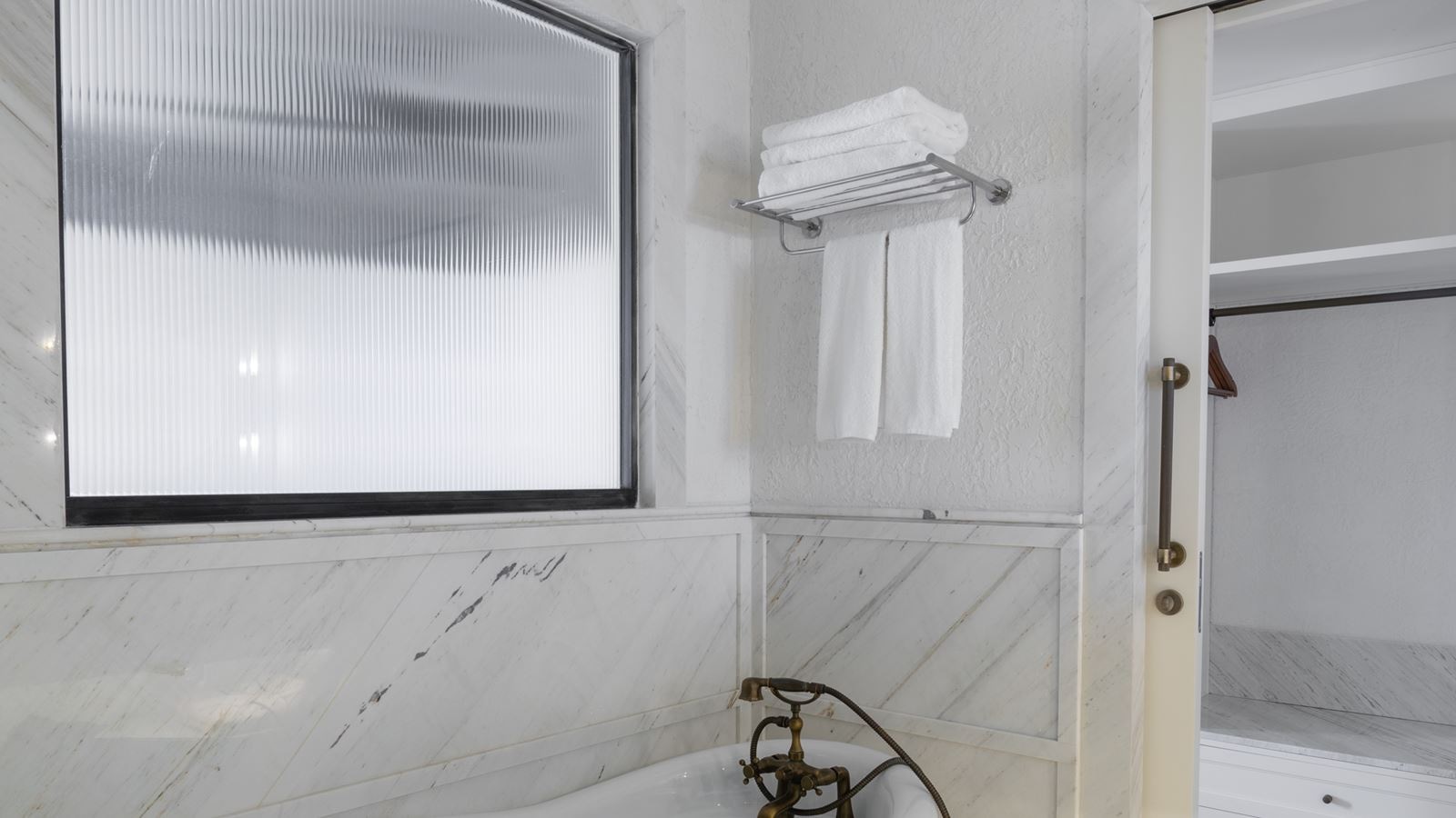 rooms-onebedroom-beachfront-suite