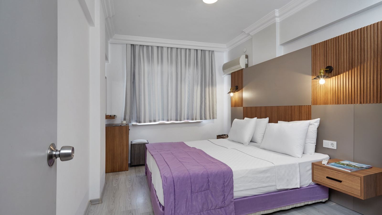 rooms-family-room-2-bedrooms-balcony