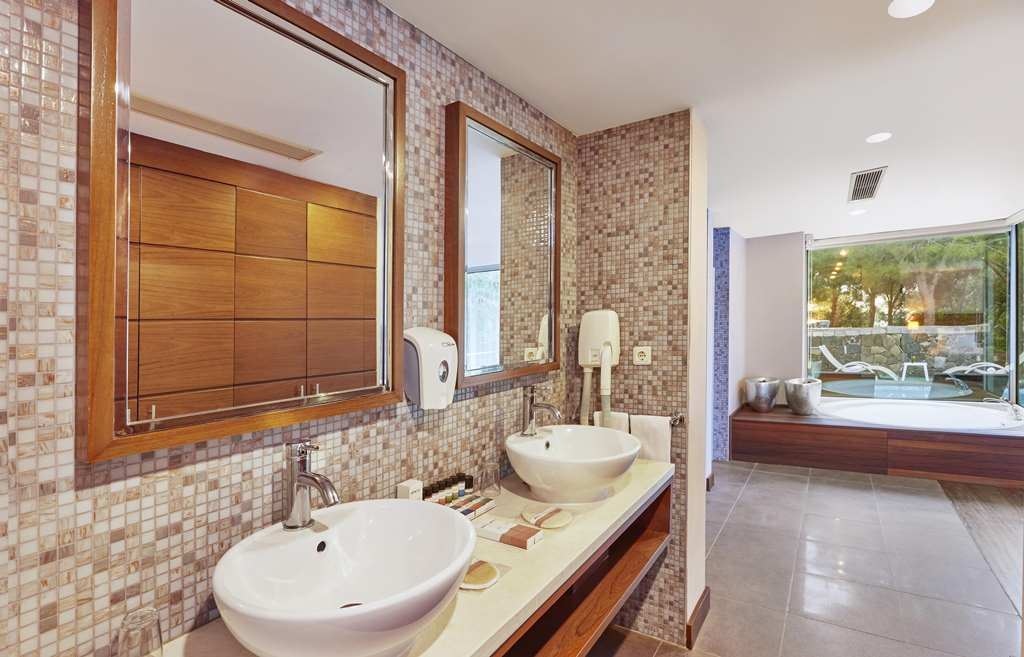 rooms-superior-suite-with-pool-king