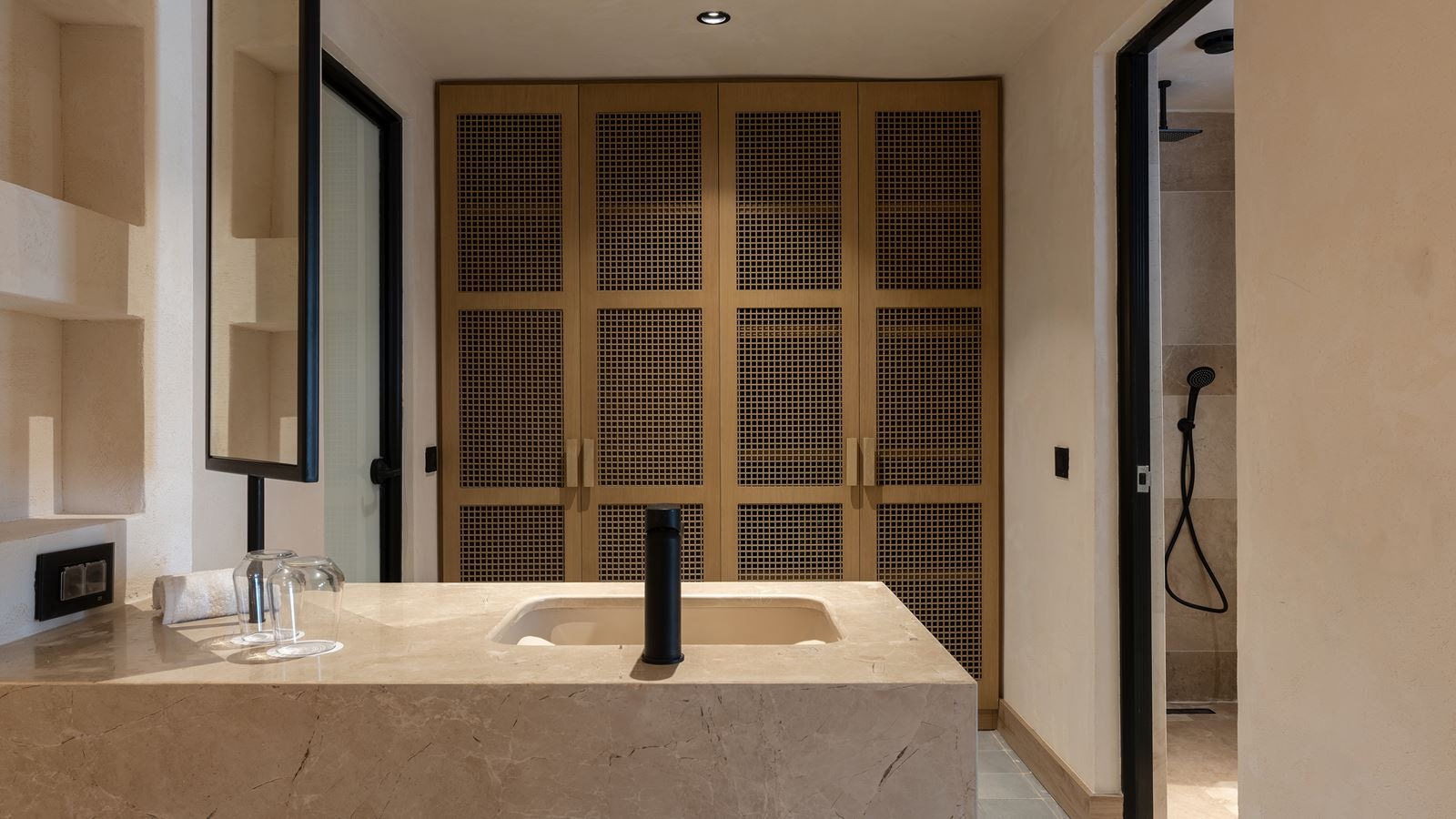 rooms-classic-suite-with-mountain-view