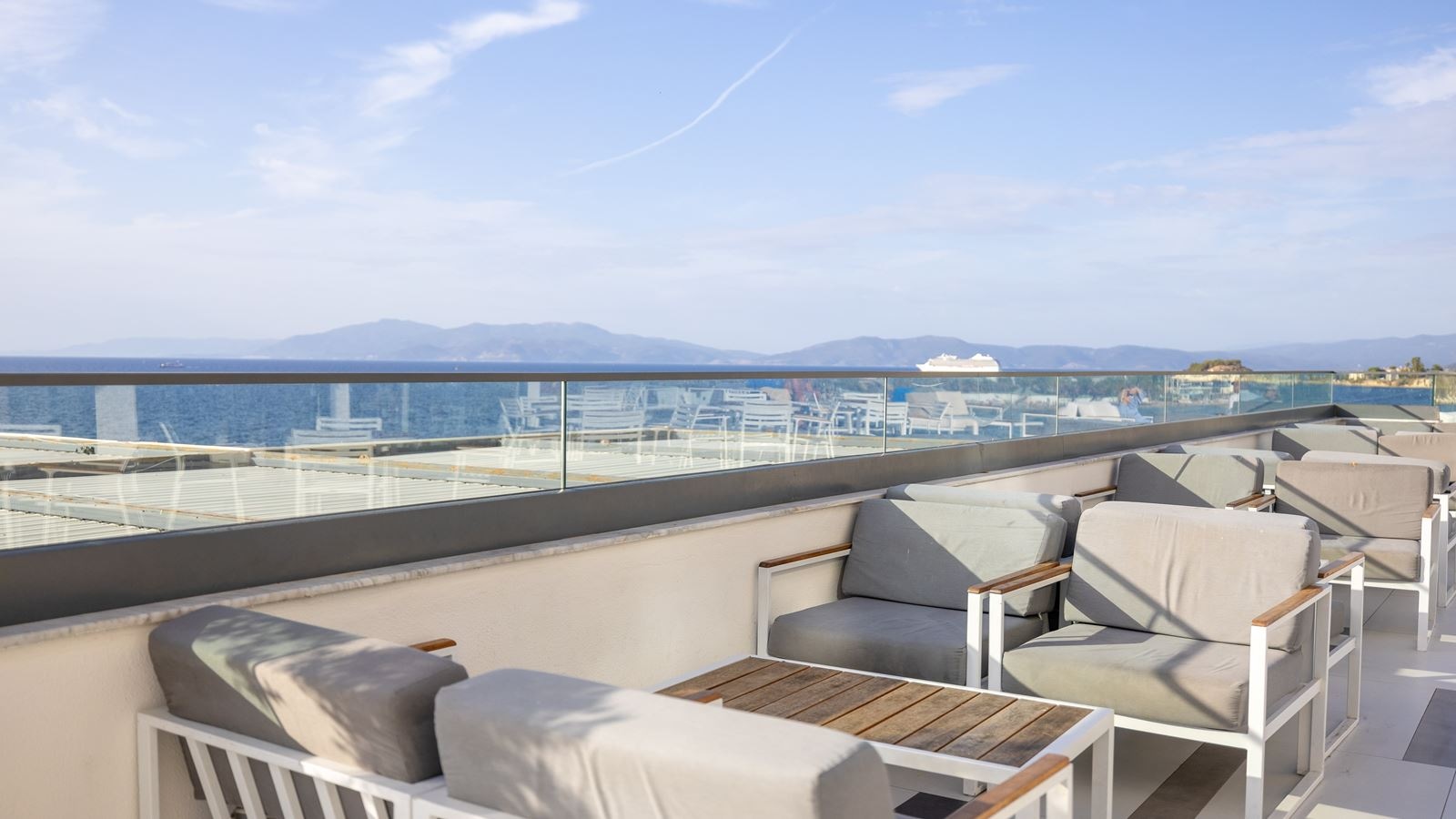 bars-coffee-art-bar-fogo-lobby-terrace