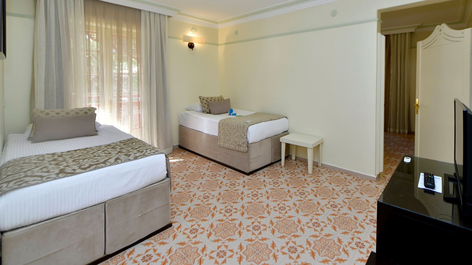 rooms-standard-family-room