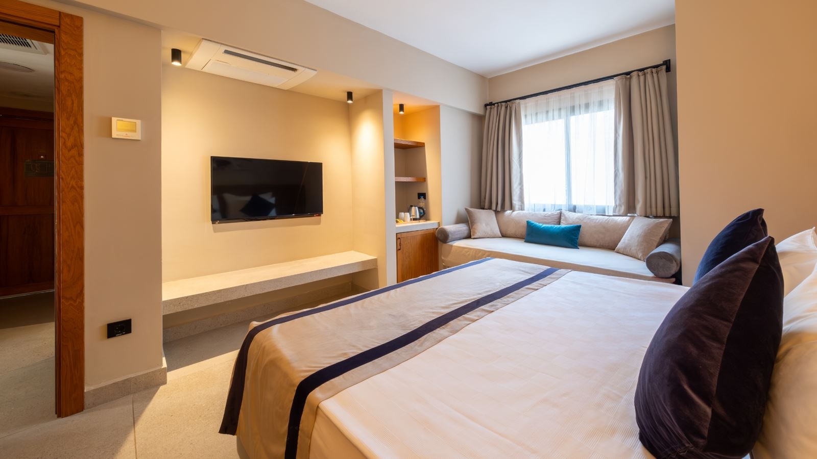 rooms-deluxe-family-room