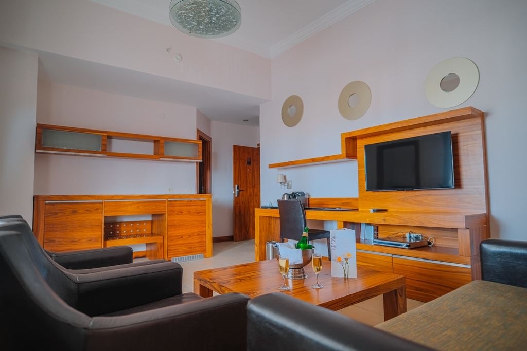 rooms-deluxe-king-suite-room