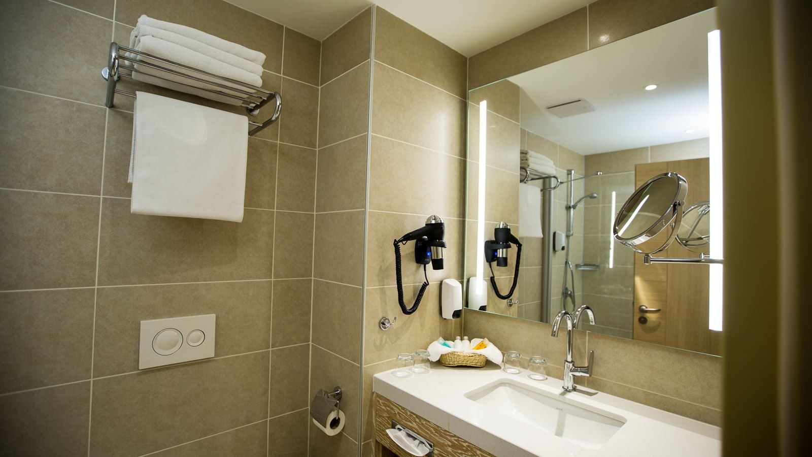 rooms-family-suit--in-main-building