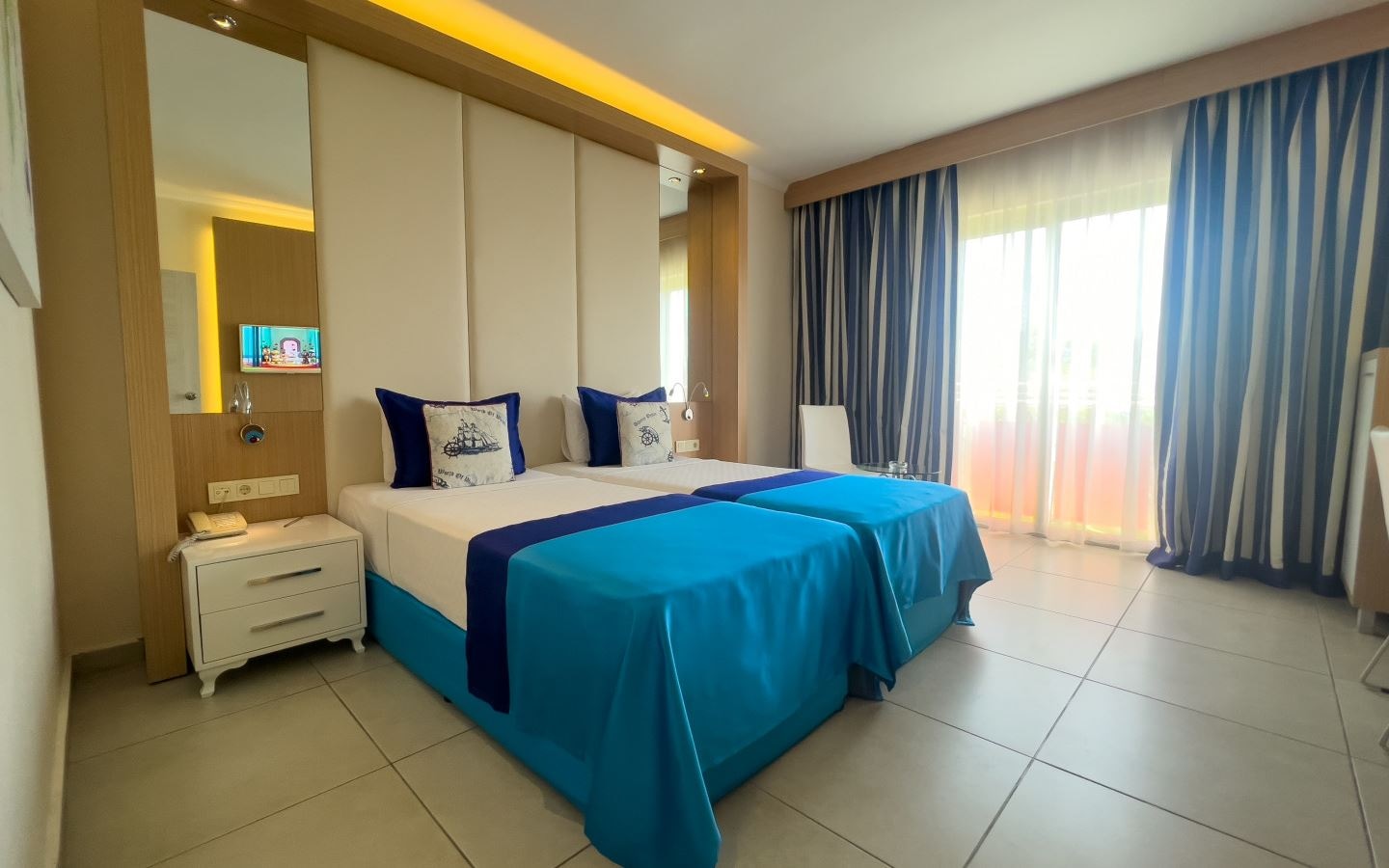 rooms-family-with-balcony-land-view