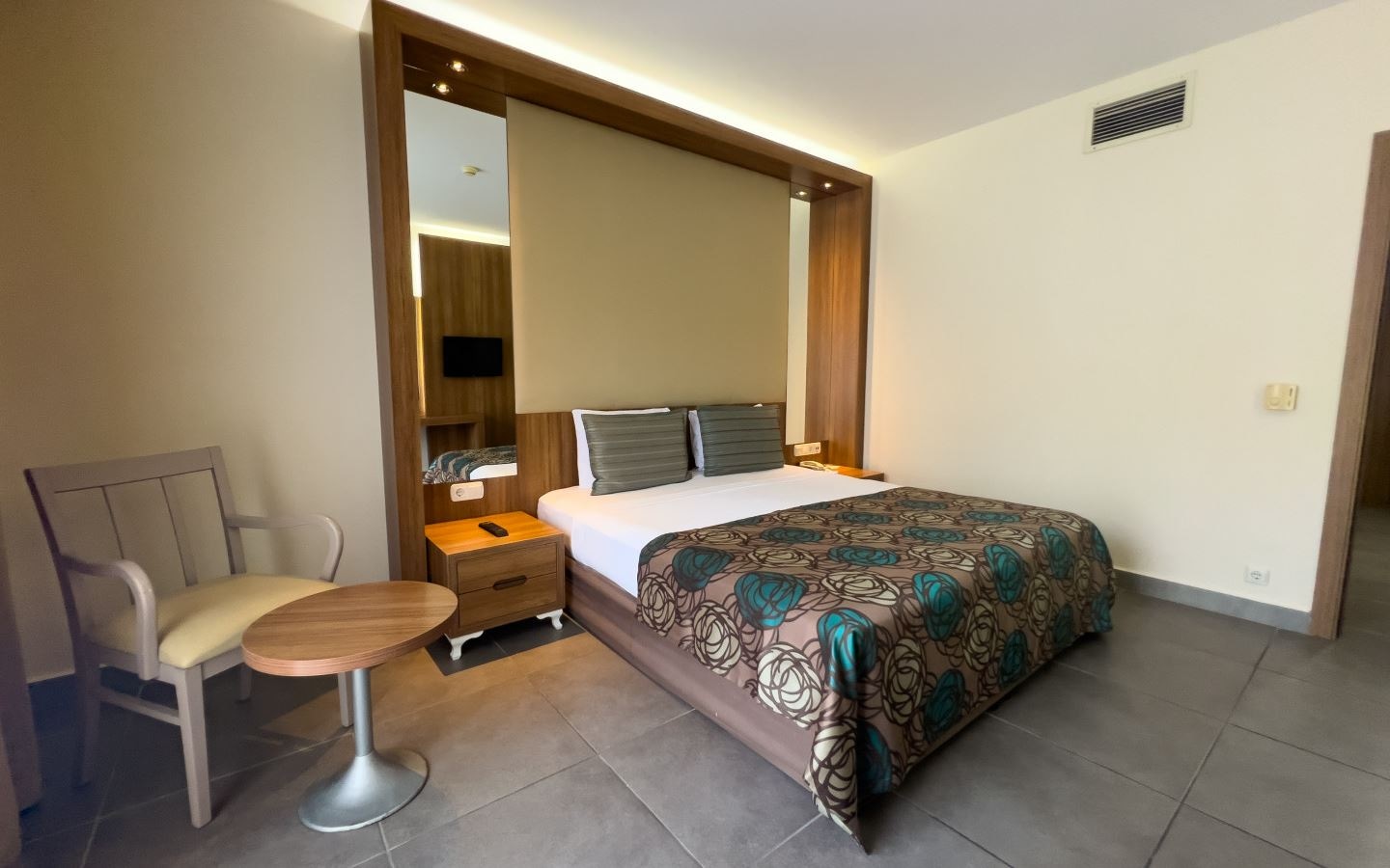 rooms-family-with-balcony-limited-sea-view