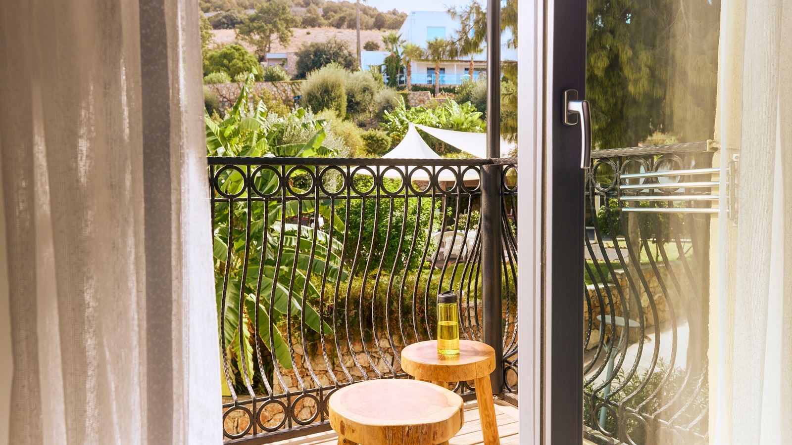 rooms-standard-large-mainbuilding-with-balcony--garden-view