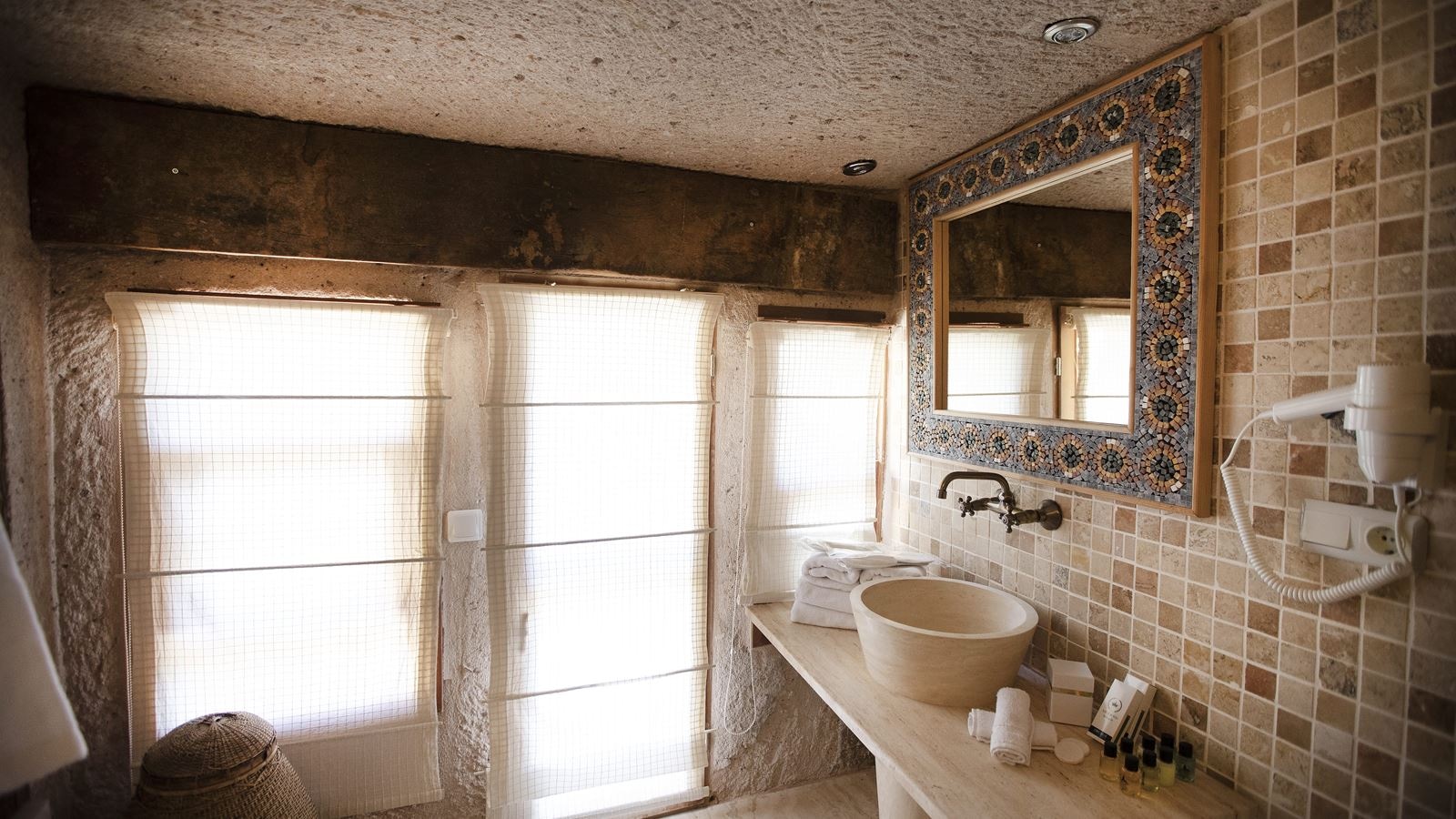 rooms-superior-cave-room