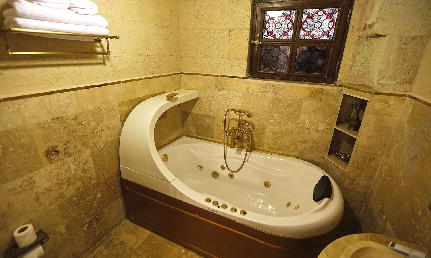 rooms-deluxe-cave-room