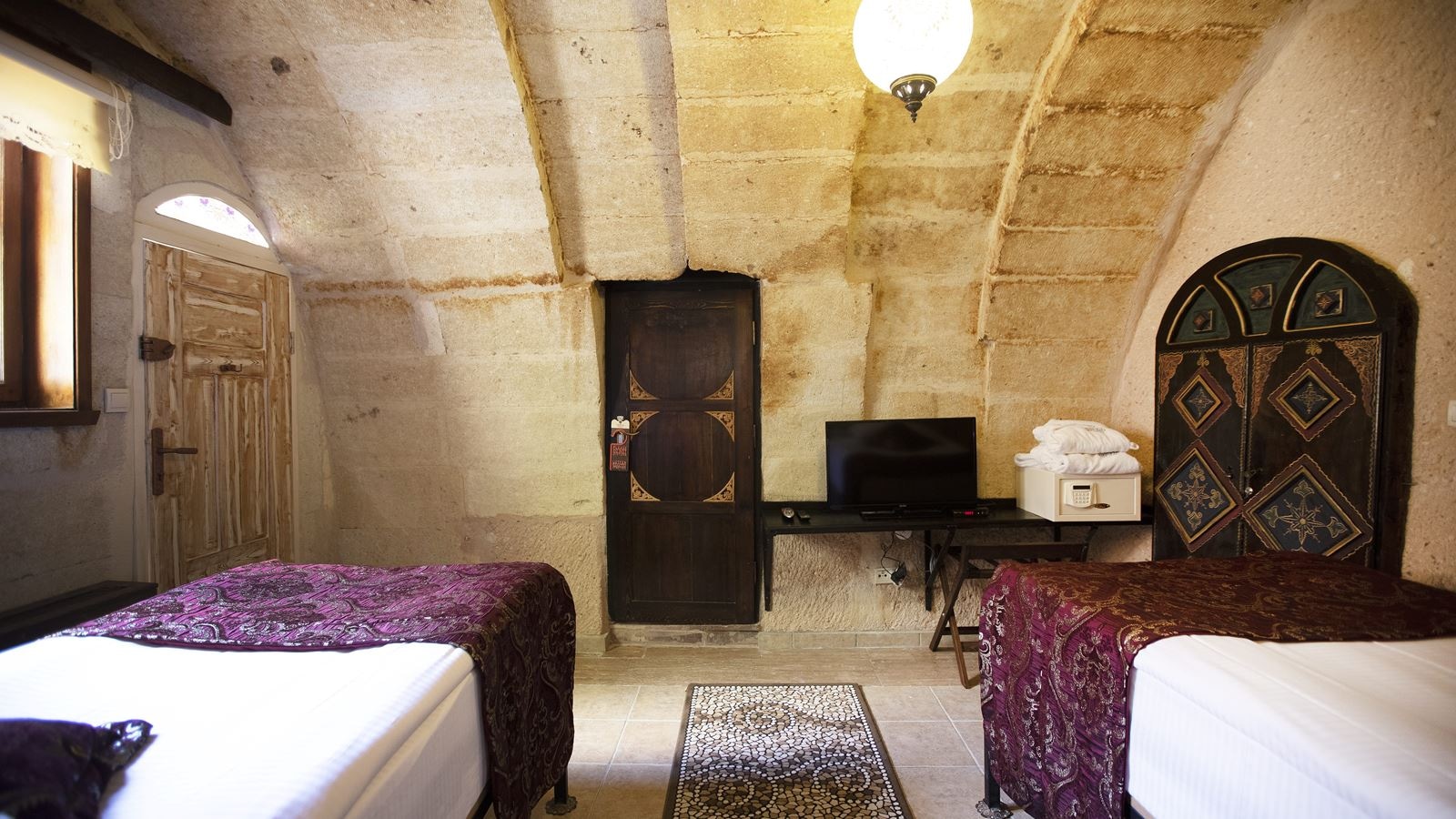 rooms-suit-cave-room