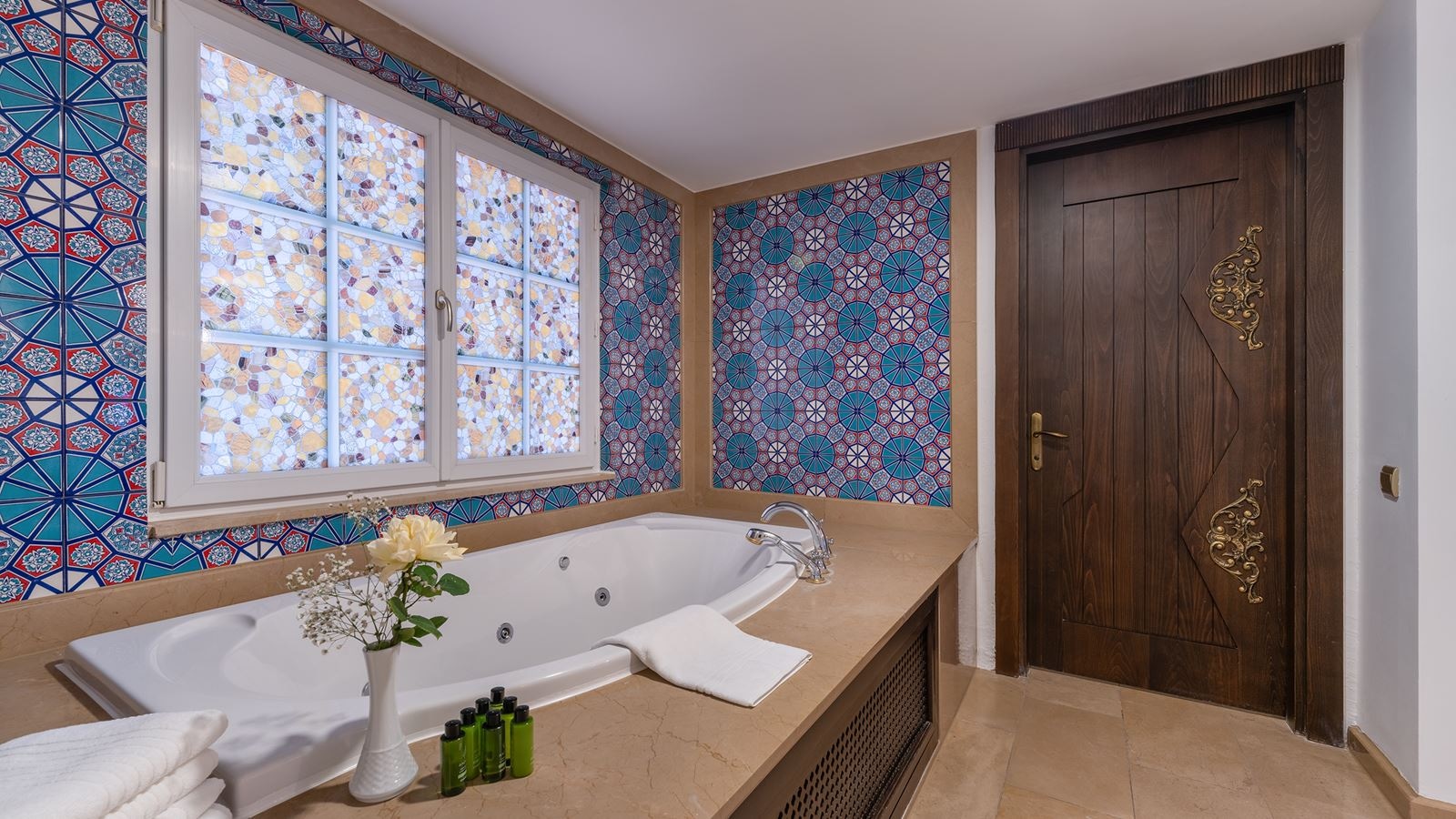 rooms-orient-suite-with-jacuzzi