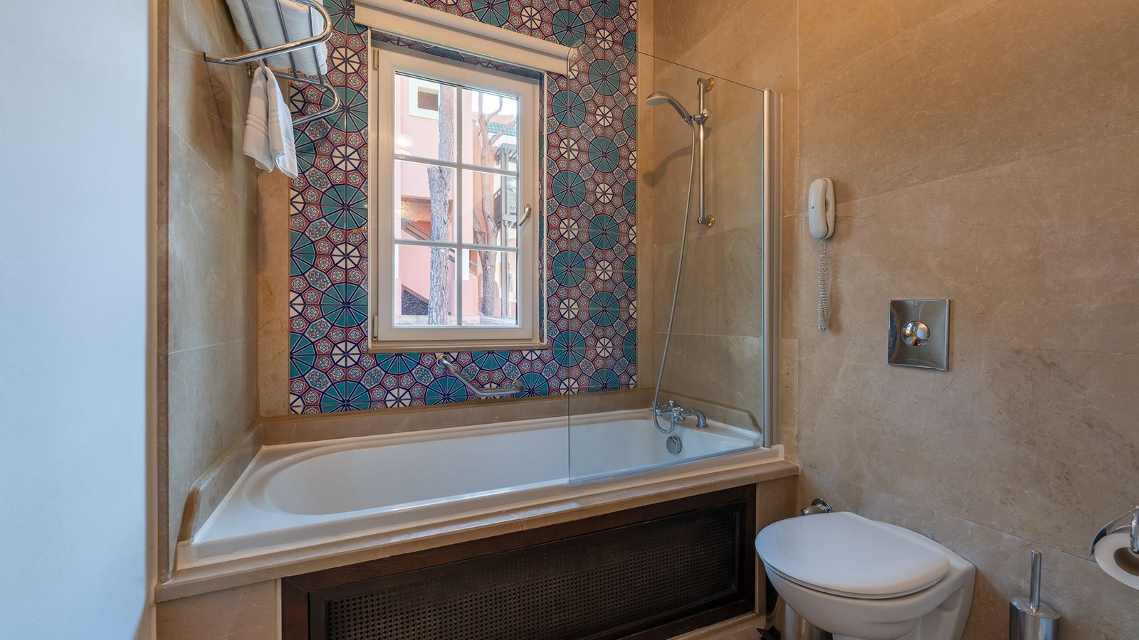 rooms-orient-suite-with-jacuzzi